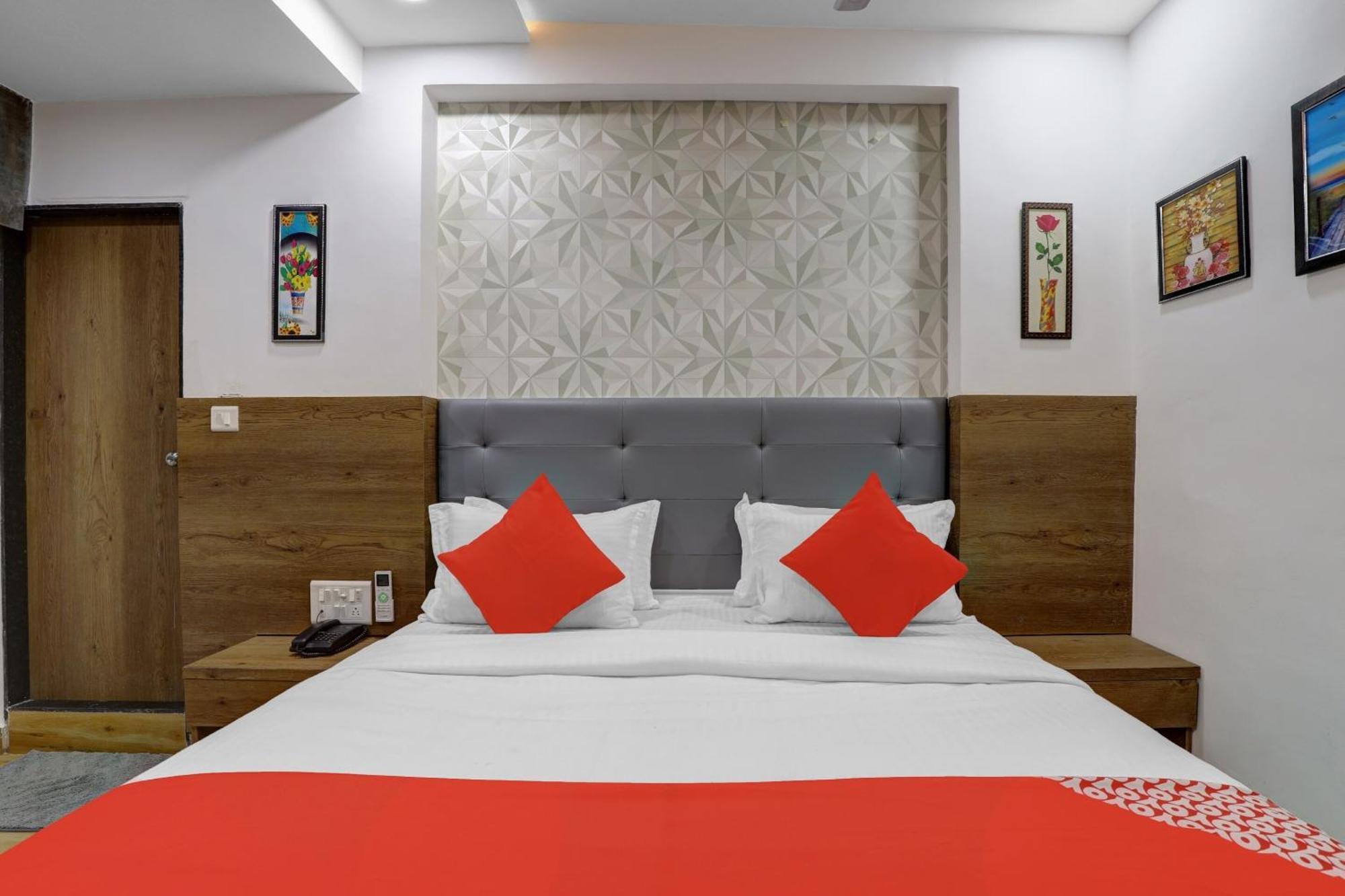 Hotel O R S Palace Ahmedabad Eksteriør bilde