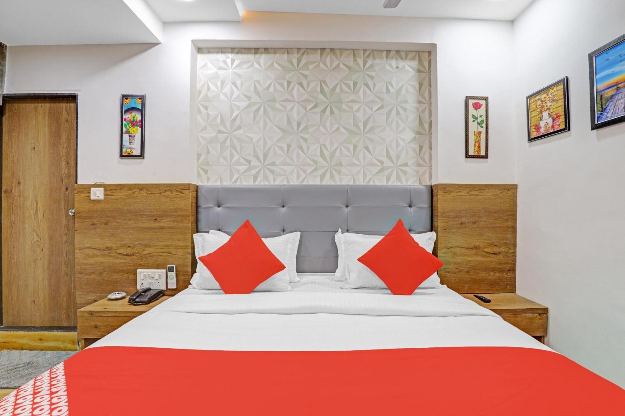 Hotel O R S Palace Ahmedabad Eksteriør bilde